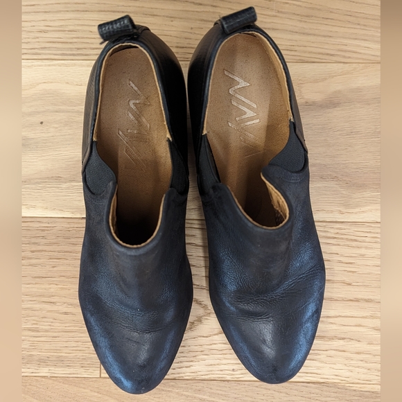 Naya Felix Black Leather Ankle Bootie Embossed Sz 6 - Picture 9 of 14